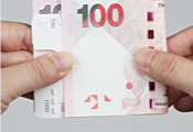 将钞票反折到量钞器上，紧贴着钞票末端的符号标记便代表钞票的银码。